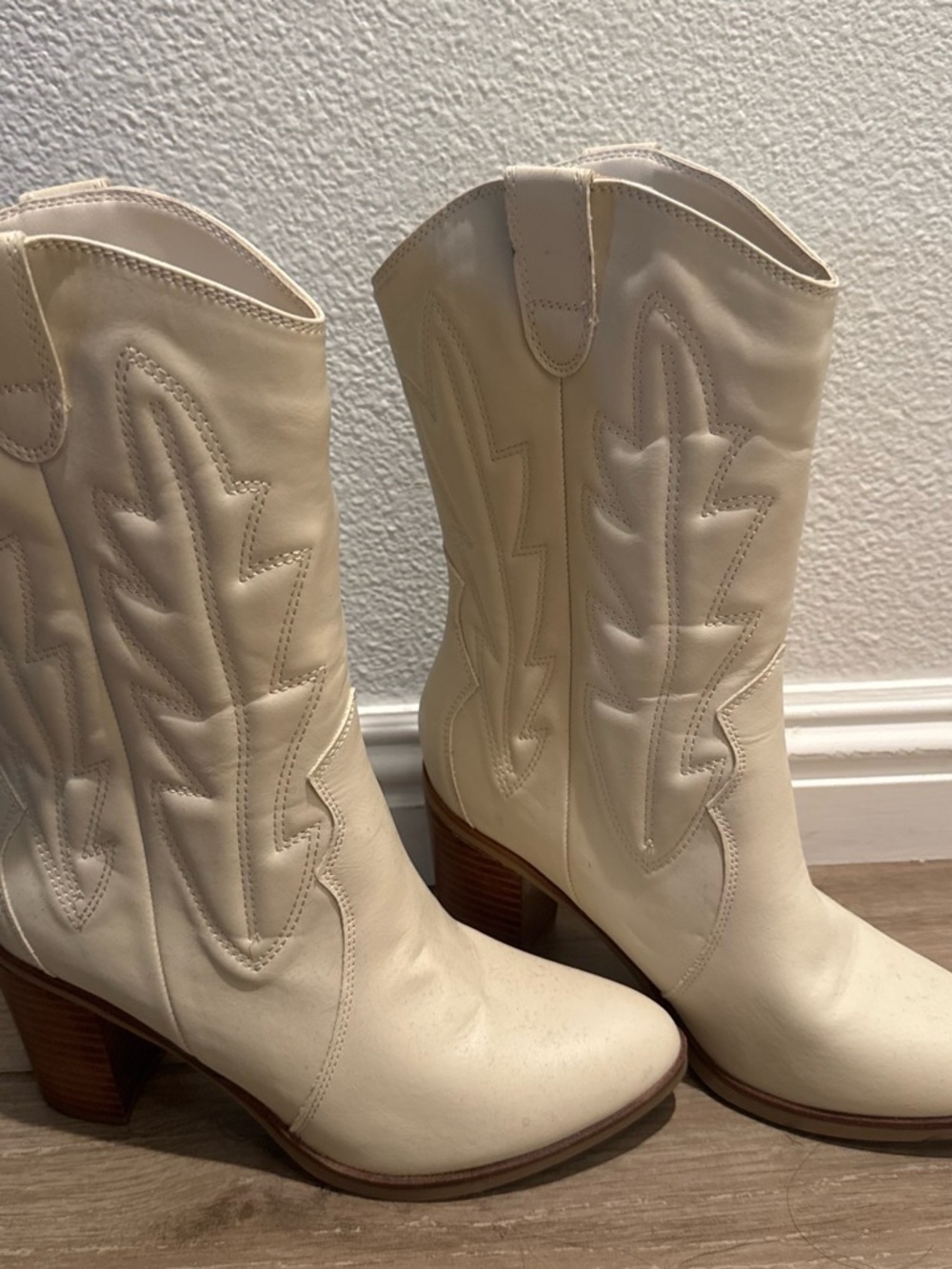 Women's Cream Western Boots - Classic Stitch Detail